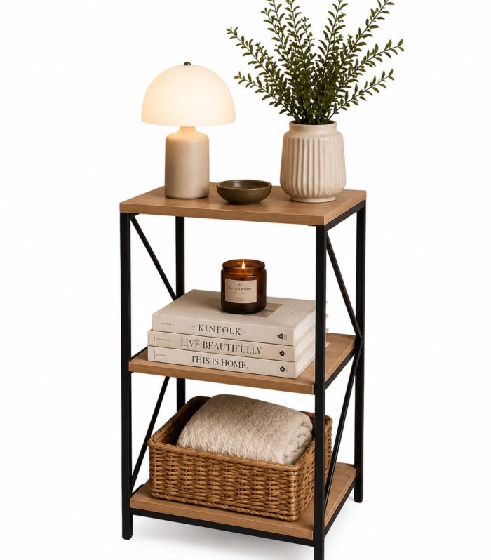 Mesa de noche industrial de tres niveles con estructura metálica negra y repisas en acabado madera, ideal para dormitorios modernos y contemporáneos.